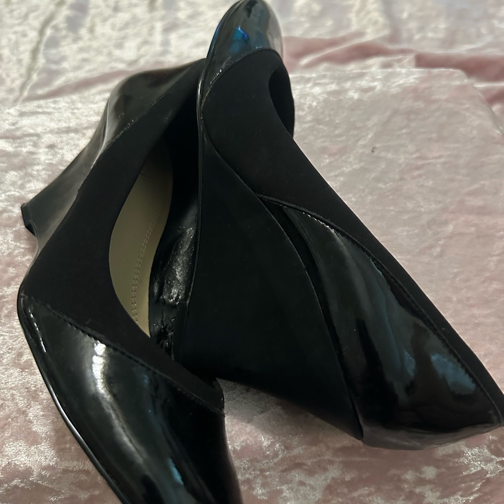 Ellen Tracy Black Patent Leather wedge pumps - Picture 5 of 8